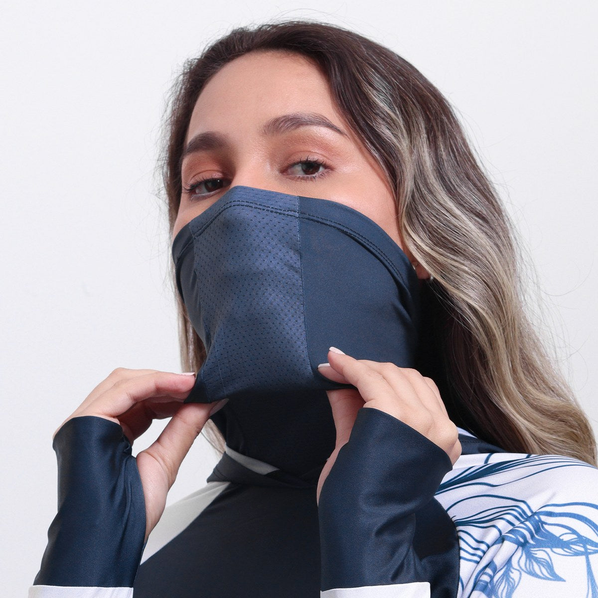 Camisa FusionX Feminina Brk Deep Azul Detalhe Folhas com Capuz e Proteção Solar UV50+ - Brk Fishing